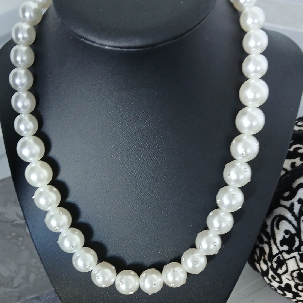 Elegant White Pearl Necklace